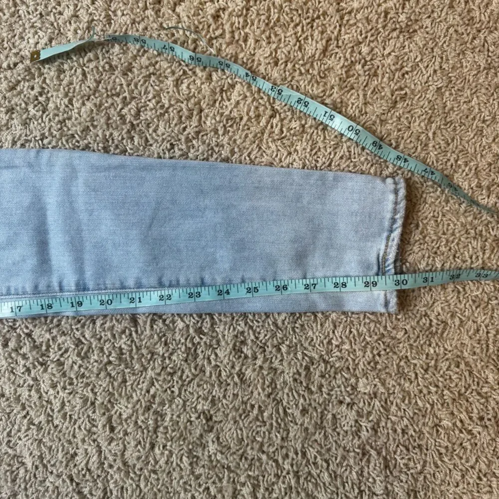 Women’s Levi’s light wash skinny jeans distressed size 26